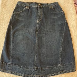 LEVI’S Denim Skirt size XS 98% Cotton 2% Elastane